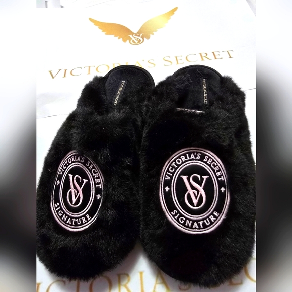 💚2/$45 VICTORIA SECRET Closed-Toe Faux Fur Slippers Color- Black Size L- 9, 10 - Picture 1 of 3